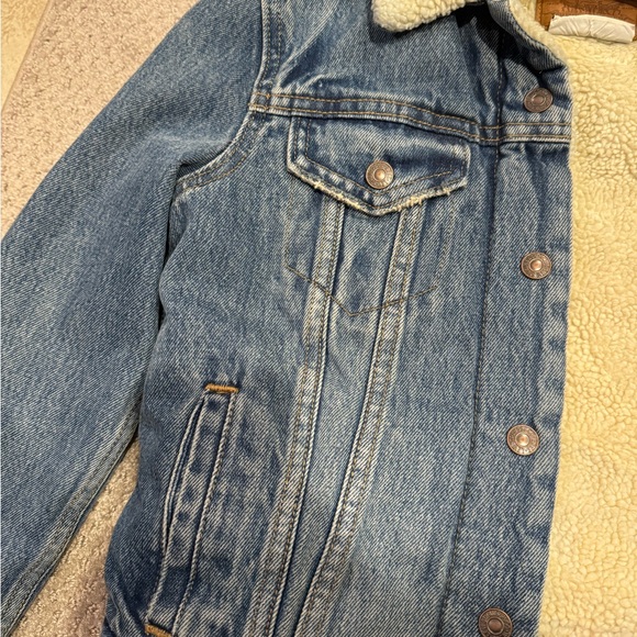 Levis Jean Jacket with Sherpa Interior - Picture 6 of 7